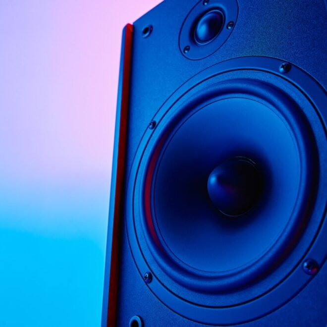 Soundbar czy kino domowe? Co wybrać do salonu?