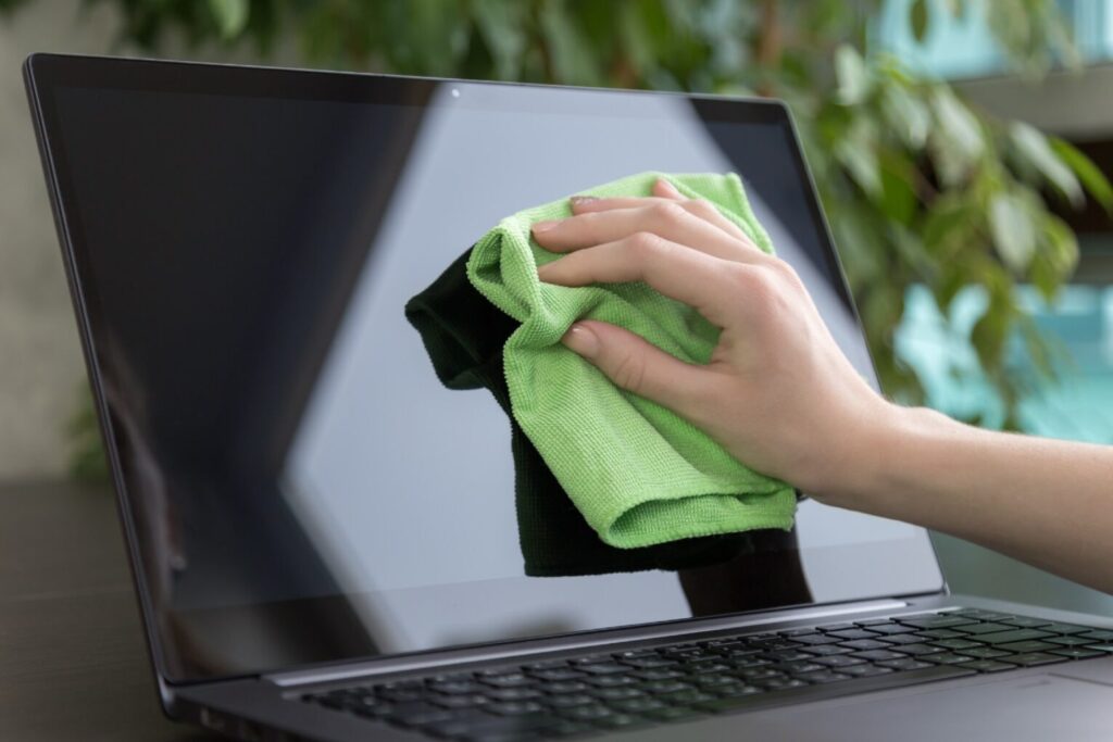 Kurz zabija wydajność laptopa. Jak dbać o jego czystość?
