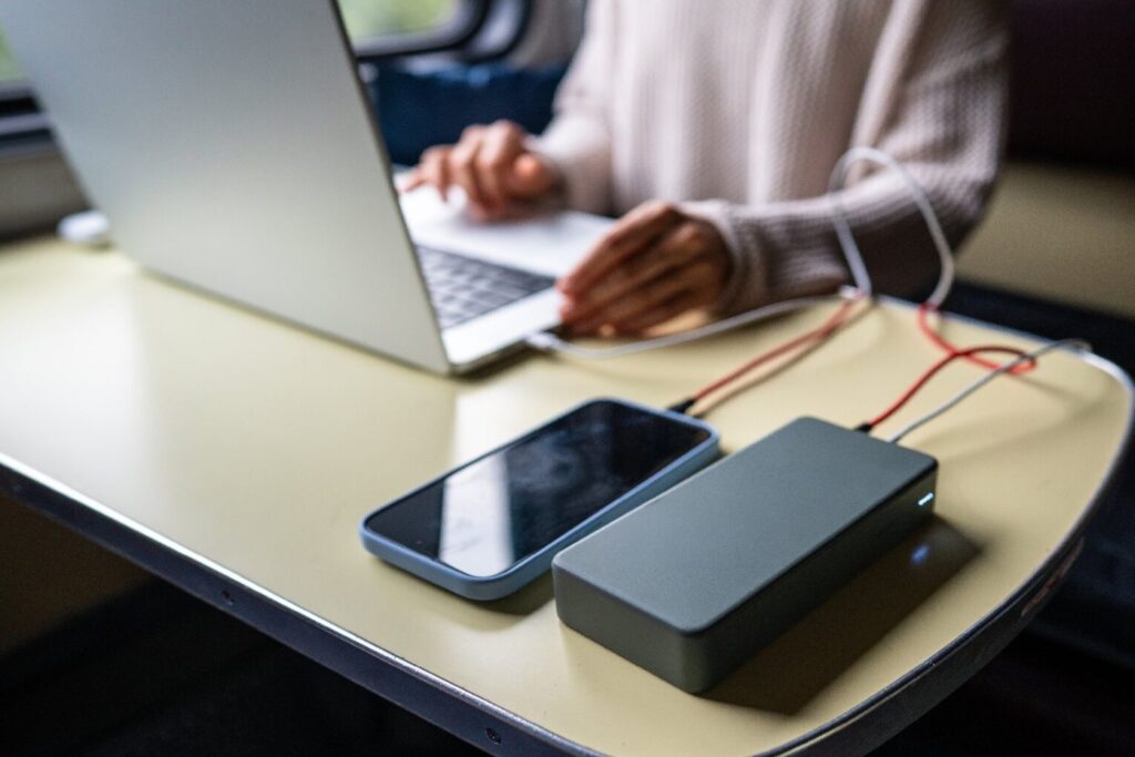 Dlaczego część powerbanków nie ładuje laptopów i jak wybrać odpowiedni?