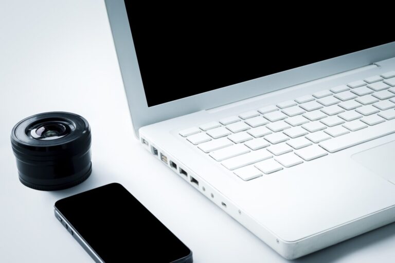 Masz laptopa ciągle podłączonego do prądu? Cierpi na tym bateria