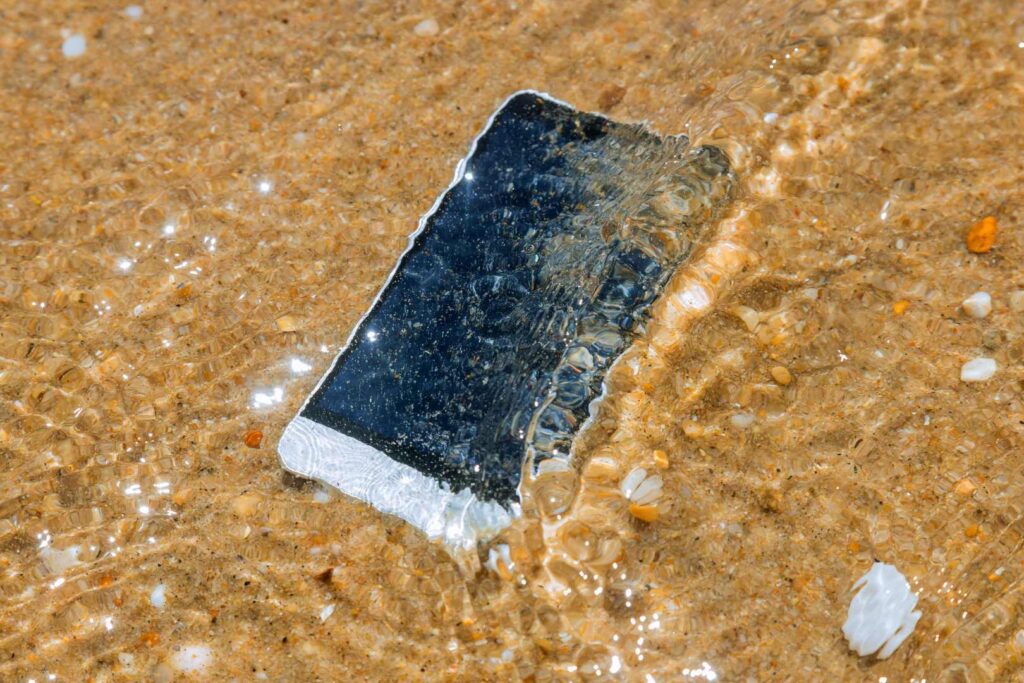 Telefon zanurzony w wodzie