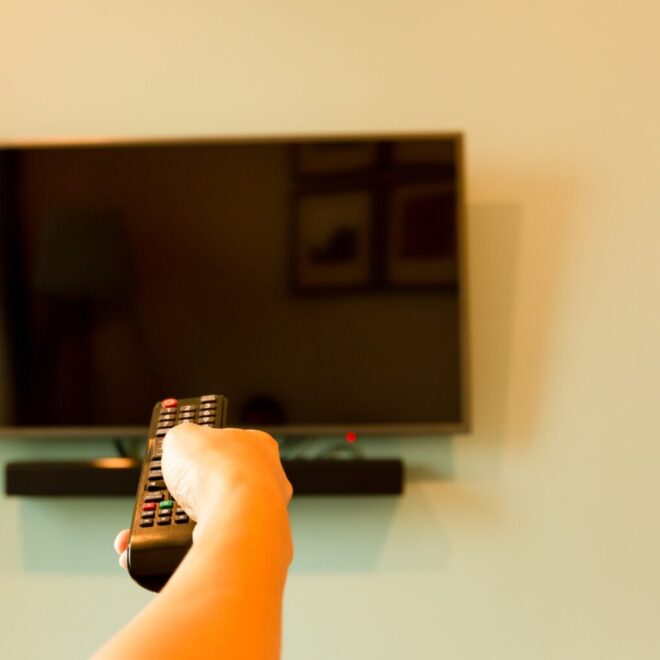 Telewizor za wysoko męczy oczy. Sprawdź, na jakiej wysokości powinien wisieć