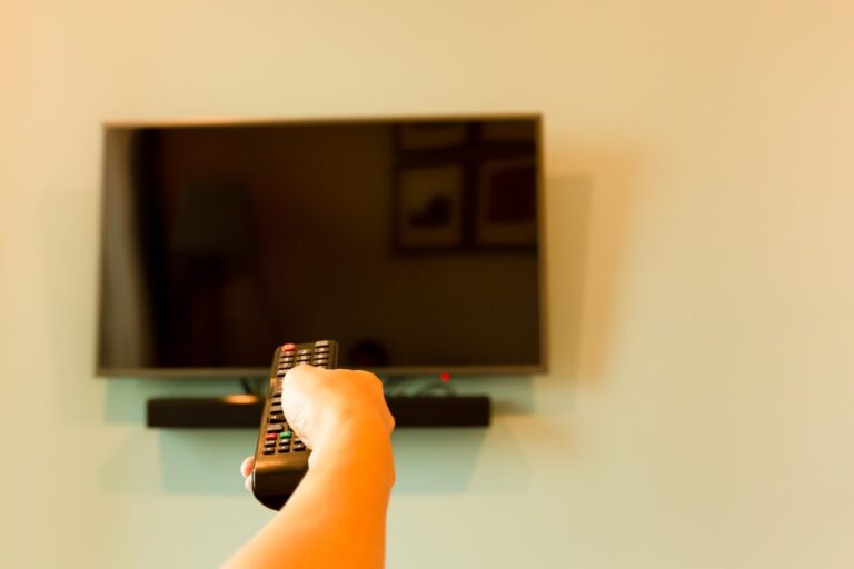 Telewizor za wysoko męczy oczy. Sprawdź, na jakiej wysokości powinien wisieć