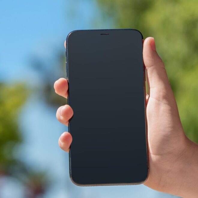 Boli cię mały palec od używania telefonu? Oto dlaczego