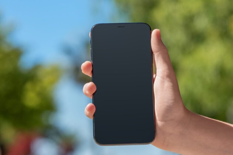 Boli cię mały palec od używania telefonu? Oto dlaczego