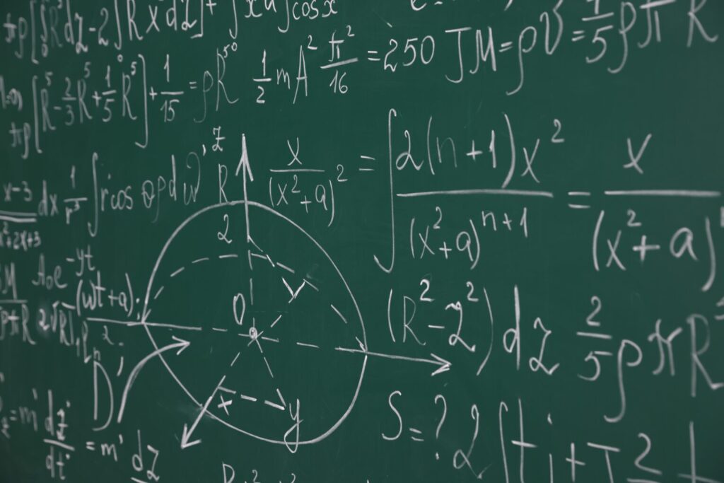 Zaawansowane równania matematyczne na tablicy