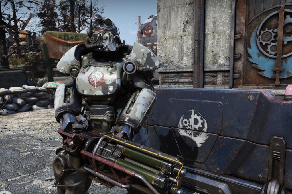 Screen z gry fallout 76. Człowiek w zbroi paladyna