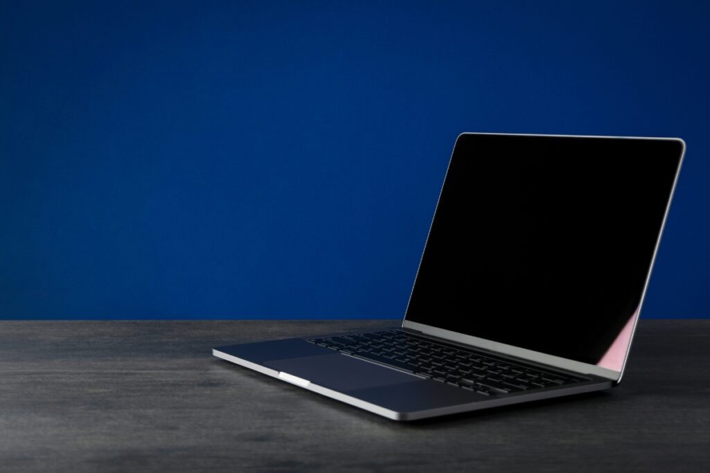 Laptop lezący na stole