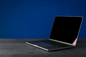 Jak dbać o baterię w laptopie? Oto co należy robić
