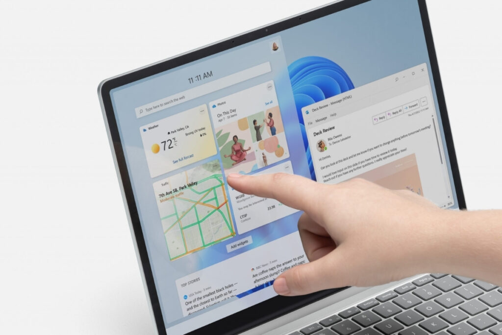 Funkcje widoczne na ekranie laptopa z windowsem