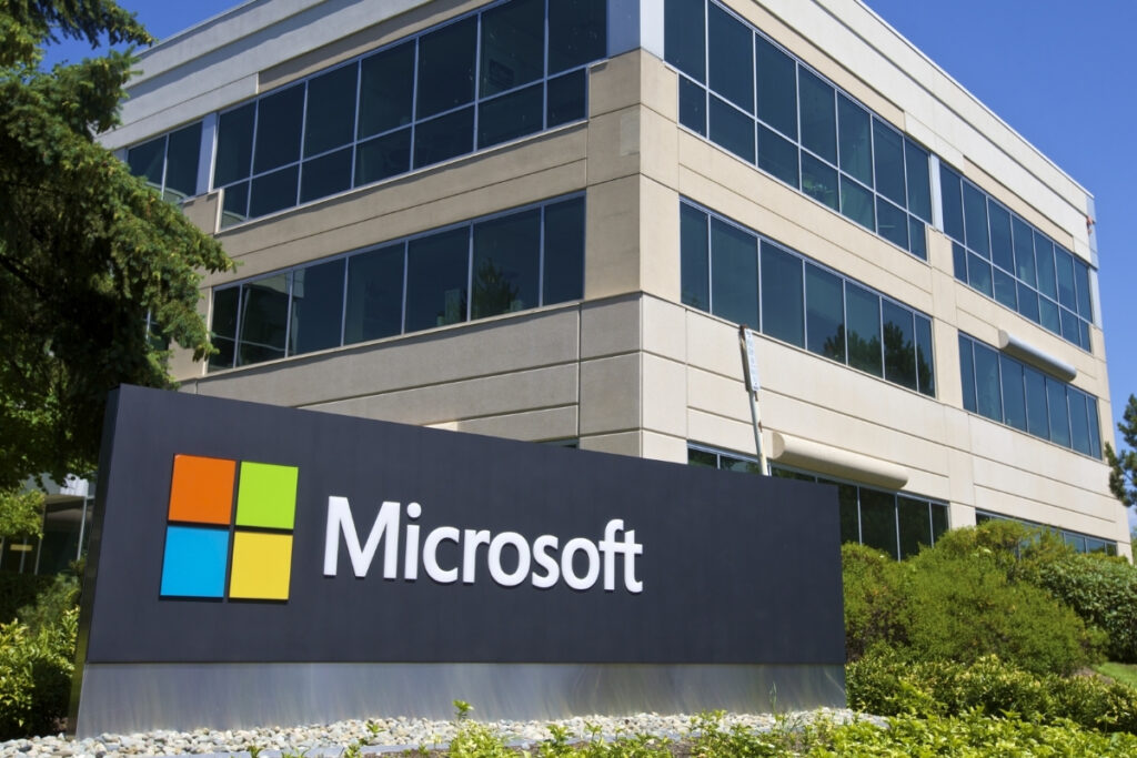 Budynek microsoftu z widocznym logiem