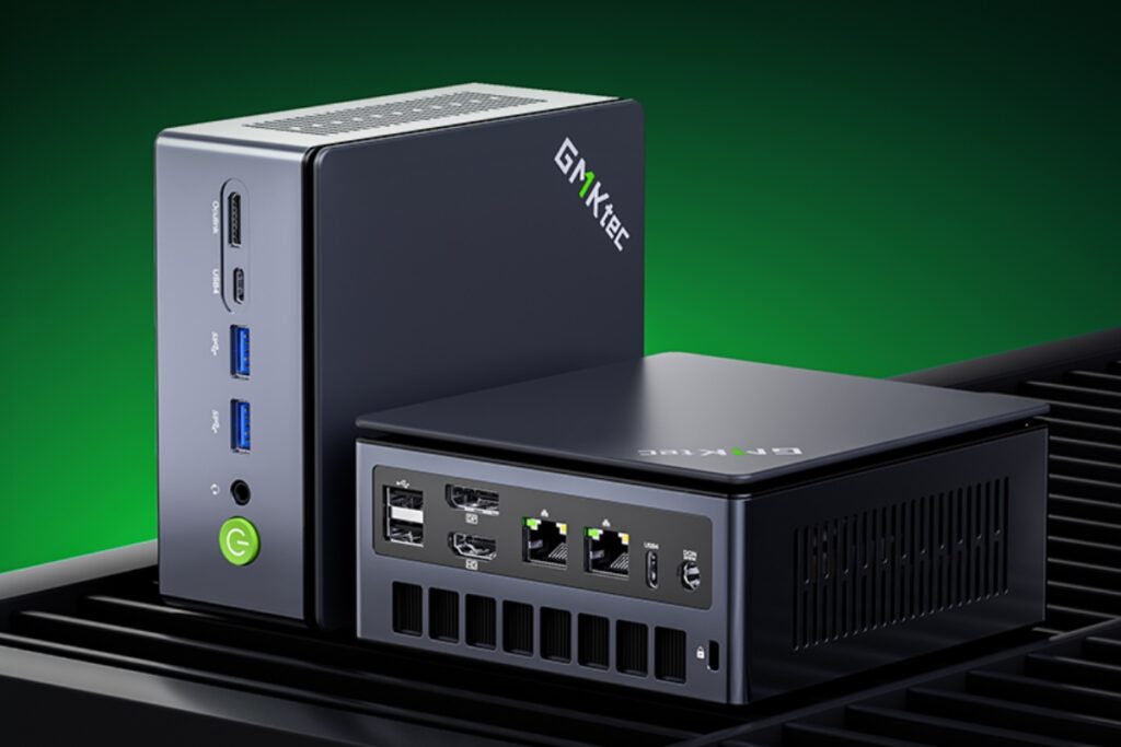 Zdjęcie dwóch mini pc na stole