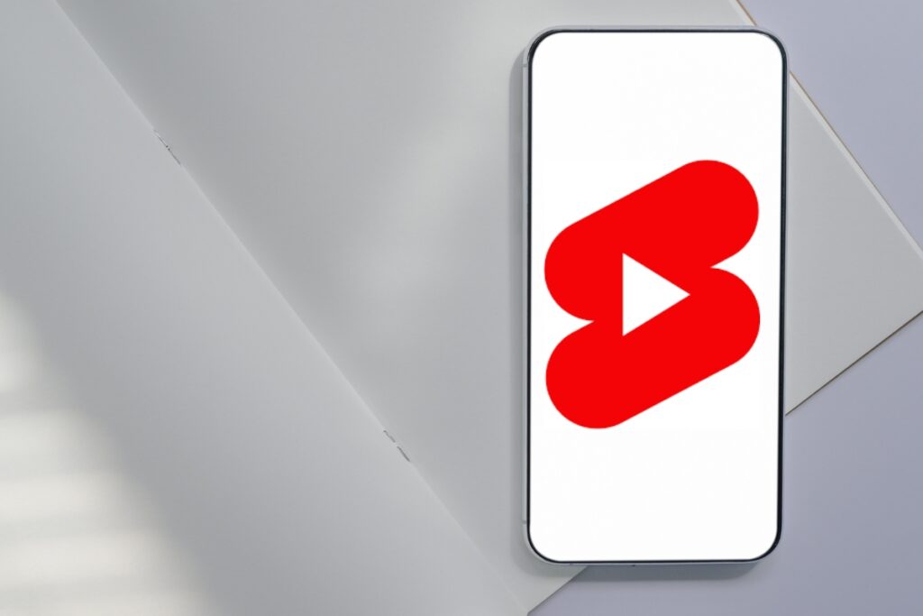 Telefon z widocznym logiem youtube shorts na ekranie
