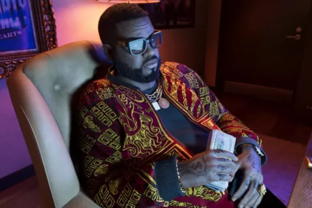 Screen z gry GTA 6. Mężczyzna siedzi na fotelu