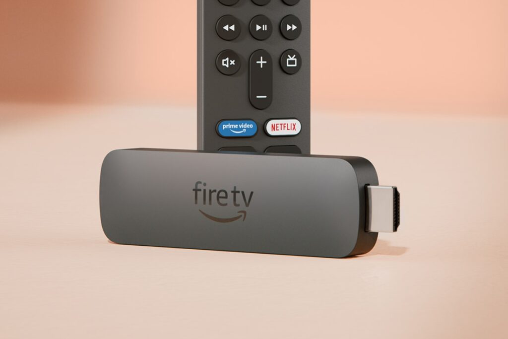 usb fire tv, a za nim widoczny pilot od telewizora