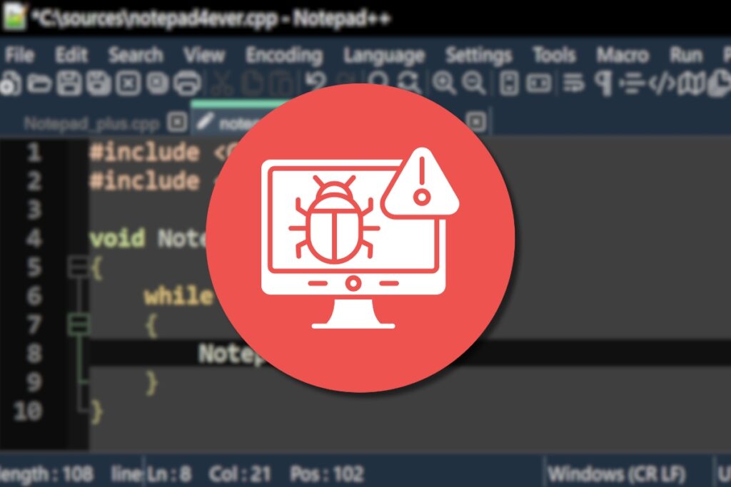 W tle zablurowany notepad i ikona złośliwego oprogramowania
